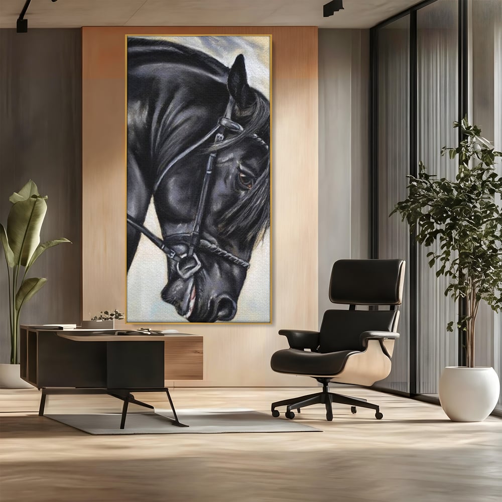 Tablou canvas cu tablou canvas cu pictura de armasar negru in profil, in rama de aluminiu auriu, pe perete intr-un birou